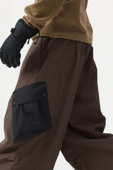 Pantalones de nieve holgados con bolsillos cargo y bloques de color color café para hombre